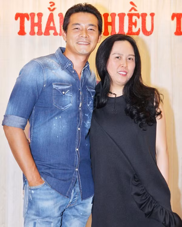 Quách Ngọc Ngoan và Phượng Chanel công khai hẹn hò vào năm 2014 sau đó dọn về sống chung với nhau. Năm 2020, nam diễn viên tiết lộ anh đã đăng ký kết hôn với Phượng Chanel và có chung một con gái 8 tháng tuổi. Trong thời gian sống chung, Quách Ngọc Ngoan tỏ ra rất quan tâm, yêu chiều vợ. (Ảnh: Vietnamnet)