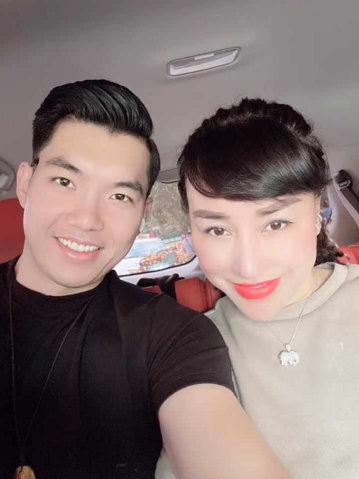 Người mẫu Trương Nam Thành và vợ, nữ doanh nhân hơn anh 15 tuổi là một trong những cặp vợ chồng lệch tuổi hạnh phúc nhất của showbiz Việt.