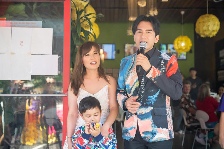 Không phải sao nam Việt lấy vợ đại gia nào cũng hạnh phúc. Đan Trường và vợ, nữ doanh nhân Thủy Tiên đã có 8 năm hôn nhân êm đẹp và một con trai chung 4 tuổi. Tuy nhiên, mới đây cặp đôi đã ly hôn.