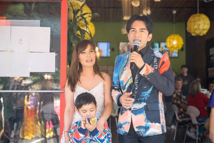 Không phải sao nam Việt lấy vợ đại gia nào cũng hạnh phúc. Đan Trường và vợ, nữ doanh nhân Thủy Tiên đã có 8 năm hôn nhân êm đẹp và một con trai chung 4 tuổi. Tuy nhiên, mới đây cặp đôi đã ly hôn.