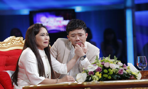 Trong một chương trình talkshow, nghệ sĩ cải lương Thanh Hằng gây xúc động khi kể về quá khứ bị chồng bạo hành nhiều năm. Kết hôn sớm từ năm 16 tuổi, nữ nghệ sĩ đã phải chịu cảnh đau đớn cả về thể xác lẫn tinh thần.