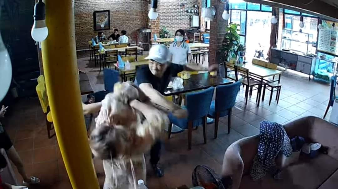 Chia sẻ trên Vietnamnet, cô Xuyến của "Về nhà đi con" cho hay sau khi đánh hung bạo, chồng cũ còn quay lại dùng dao để de doạ cô. Hiện tại, nữ diễn viên đã trình báo sự việc với công an và được bảo vệ 24/7.