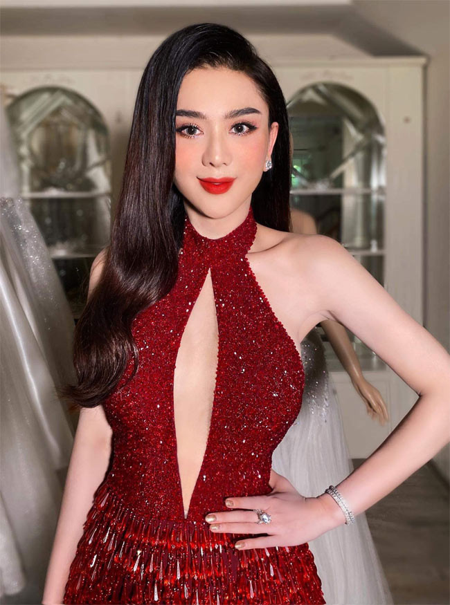 Lâm Khánh Chi tên thật là Huỳnh Phương Khanh, sinh năm 1977 tại TPHCM, từng là ca sĩ được yêu thích những năm 1990 với nghệ danh Lâm Chí Khanh.