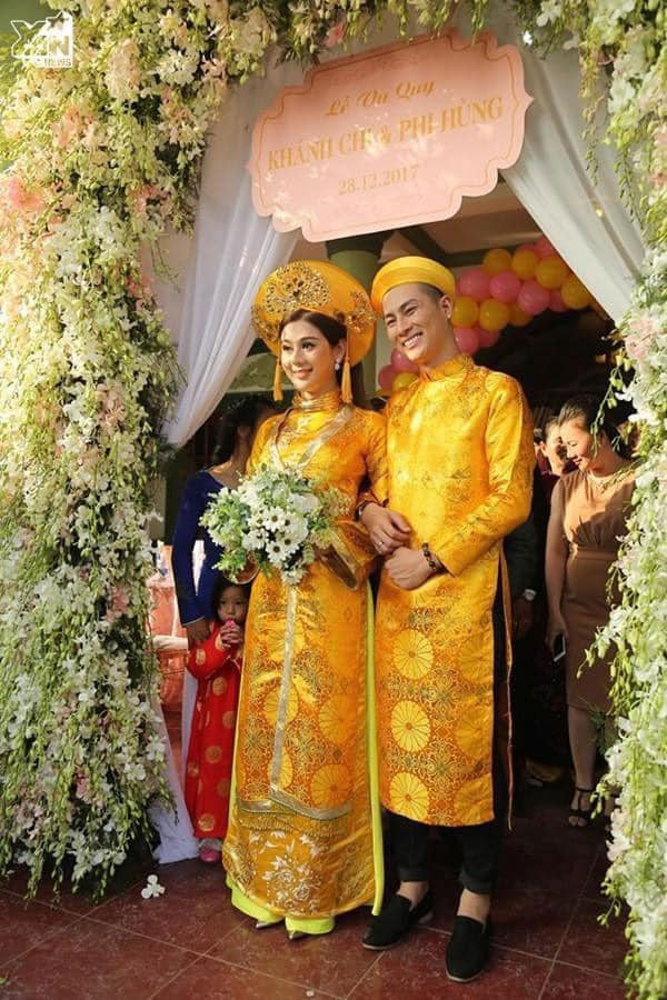 Năm 2012, ca sĩ thừa nhận đã chuyển đổi giới tính và lấy nghệ danh là Lâm Chi Khanh. Bốn năm sau, cô đổi nghệ danh là Lâm Khánh Chi. Tháng 12/2017 cô kết hôn với Phi Hùng sau một năm tìm hiểu.