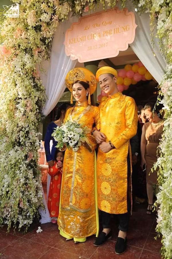 Năm 2012, ca sĩ thừa nhận đã chuyển đổi giới tính và lấy nghệ danh là Lâm Chi Khanh. Bốn năm sau, cô đổi nghệ danh là Lâm Khánh Chi. Tháng 12/2017 cô kết hôn với Phi Hùng sau một năm tìm hiểu.