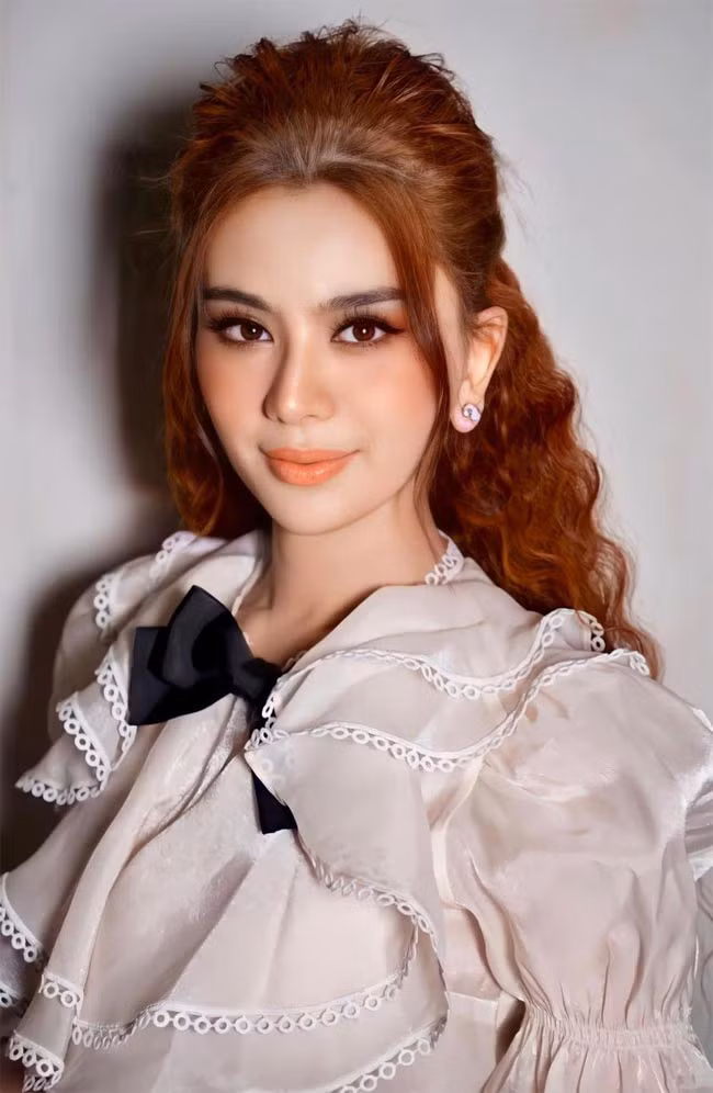 Ở tuổi 44, nhan sắc của người đẹp chuyển giới Lâm Khánh Chi ngày càng lên hạng sau nhiều lần thẩm mỹ.