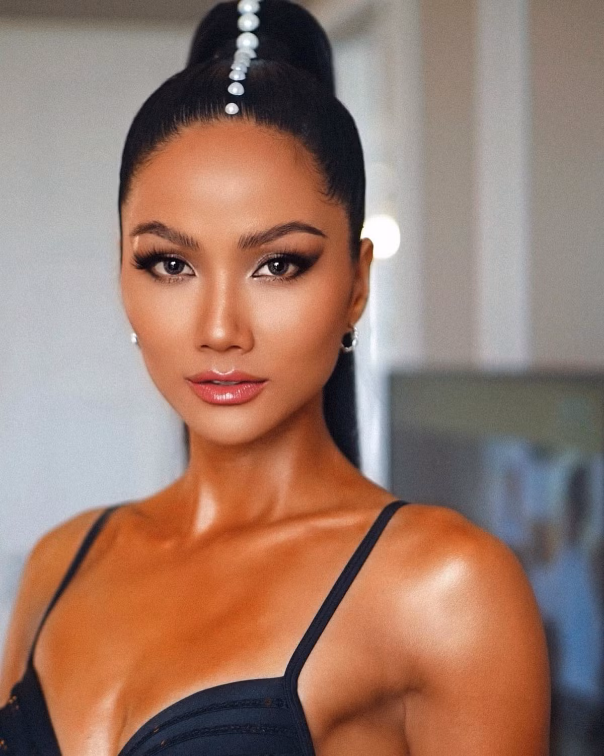 H’hen Niê chăm diện bikini khoe vòng eo siêu thực.