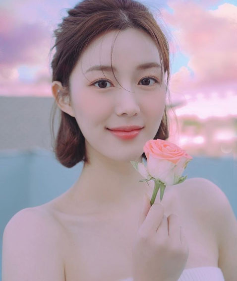 Lee Da In tốt nghiệp đại học Hanyang, khoa Sân khấu điện ảnh và từng tham gia một số bộ phim như: “The Fatal Encounter”, “Hwarang”, “My Golden Life”, “Alice”.