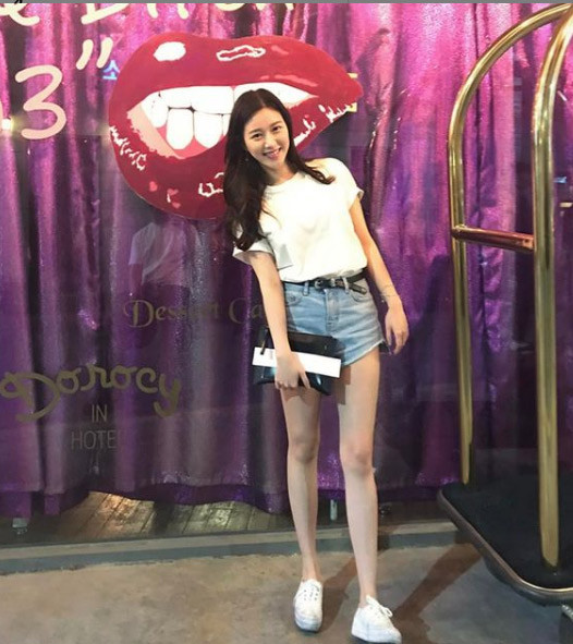 Đôi chân thon dài cũng là một trong những điểm cộng của người yêu Lee Sung Gi.