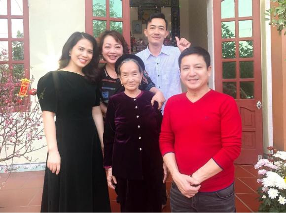 Cặp đôi còn ghé qua thăm gia đình người đồng nghiệp cùng quê là nghệ sĩ Trà My.