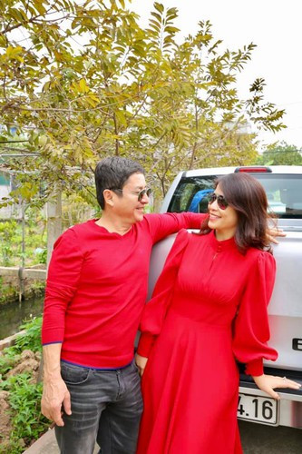 Vượt qua nhiều lời dị nghị khi bắt đầu mối quan hệ mới hậu ly hôn, nghệ sĩ Chí Trung cho thấy anh đang rất hạnh phúc bên người phụ nữ xinh đẹp, giỏi giang và khéo léo.