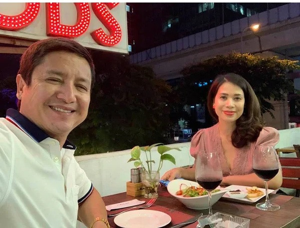 Cả hai nảy sinh tình cảm sau thời gian làm bạn và đồng cảm với đổ vỡ của nhau.