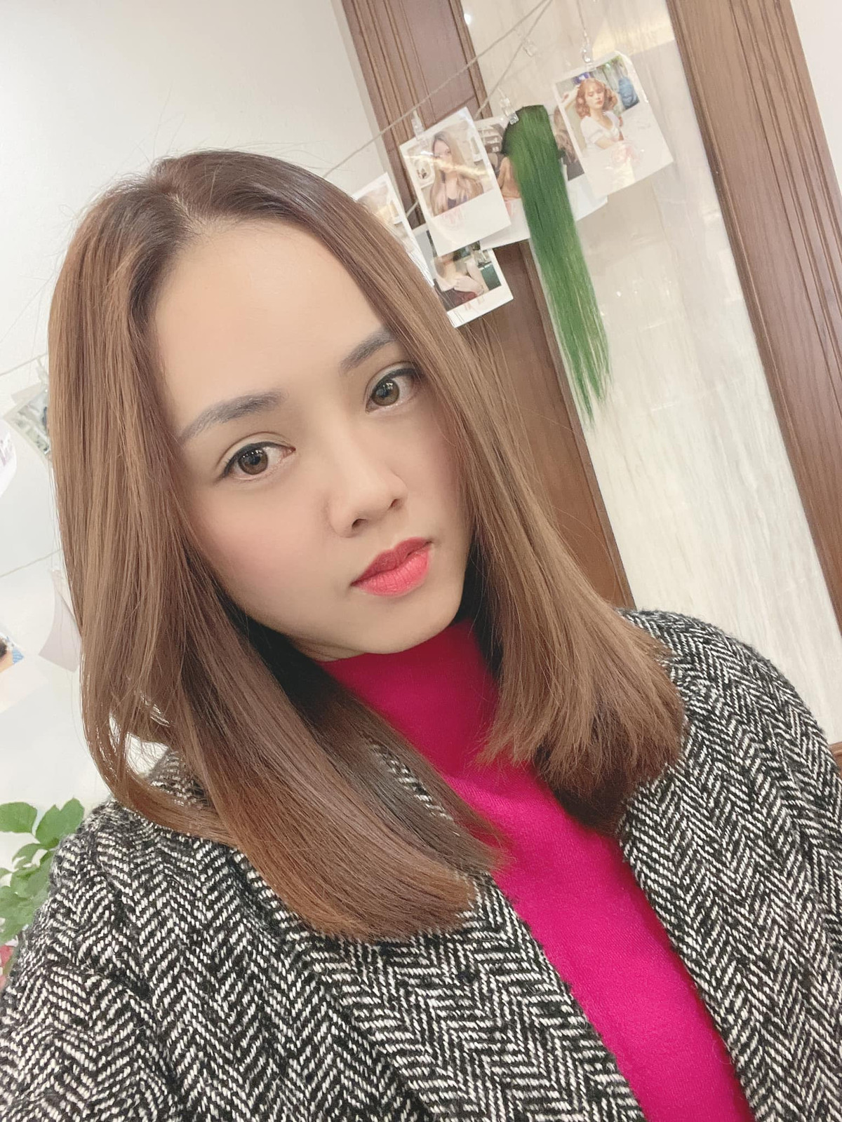 "Ngày xưa em hay mơ về ngôi nhà và những đứa trẻ. Bây giờ thì chỉ mơ về cái thẻ và những chuyến đi", bà xã Công Lý khoe ảnh tóc xinh đón Tết.