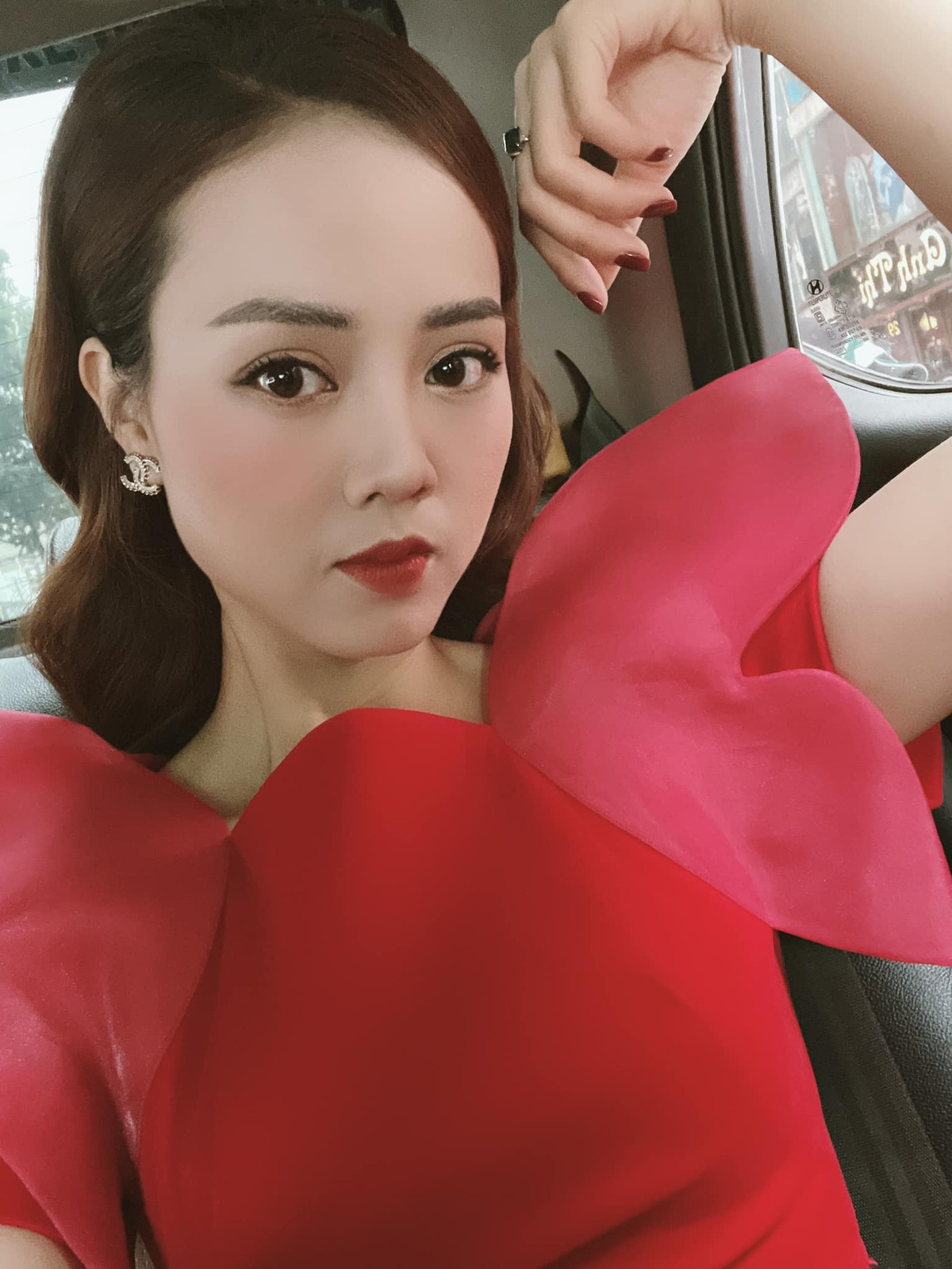 Cô rất chăm chút về phong cách thời trang mỗi khi xuất hiện bên ông xã hay các sự kiện giải trí. Mỹ nhân sinh năm 1988 thường chọn những bộ cánh nhẹ nhàng, nữ tính, không hở hang.