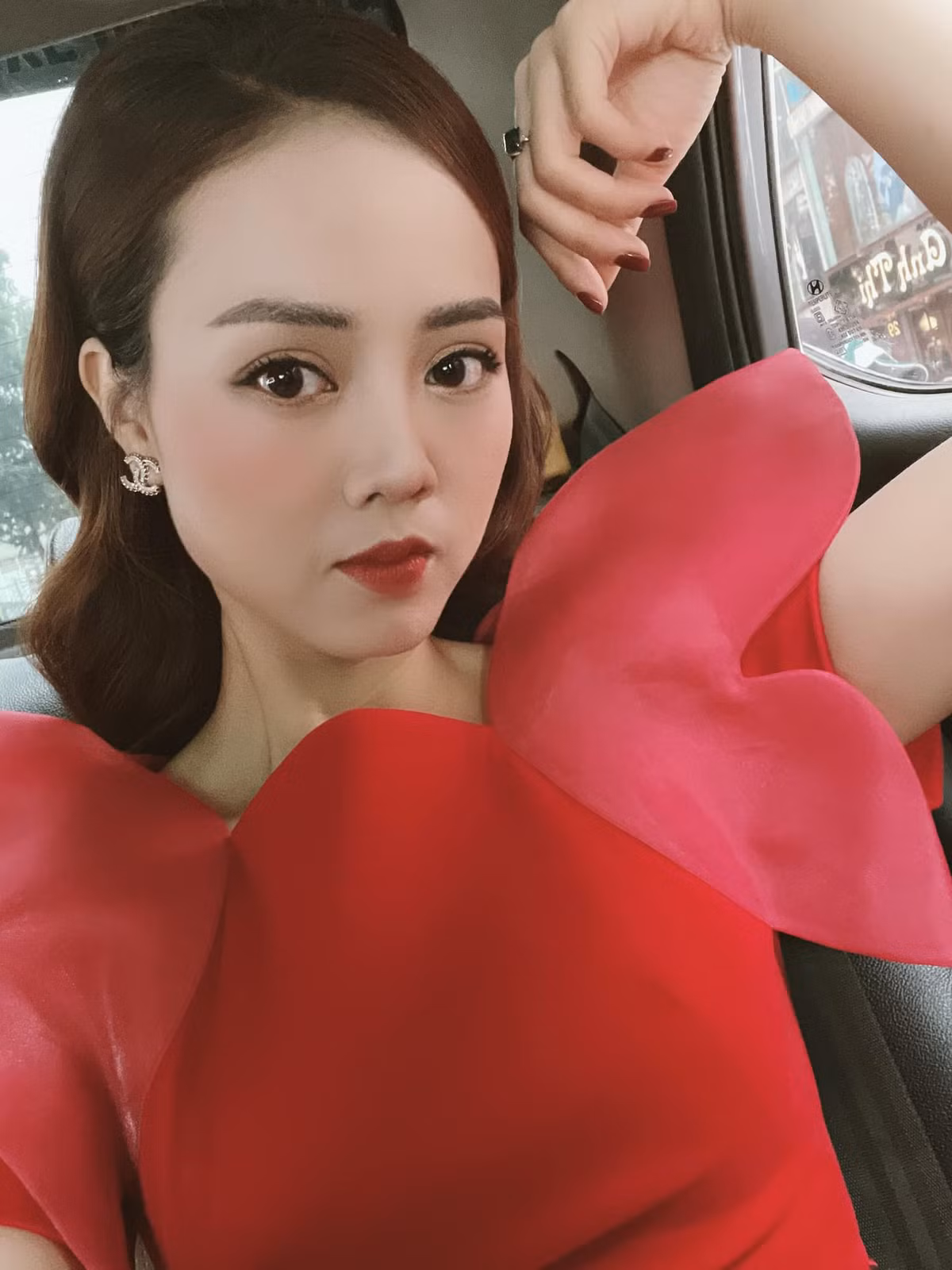 Cô rất chăm chút về phong cách thời trang mỗi khi xuất hiện bên ông xã hay các sự kiện giải trí. Mỹ nhân sinh năm 1988 thường chọn những bộ cánh nhẹ nhàng, nữ tính, không hở hang.