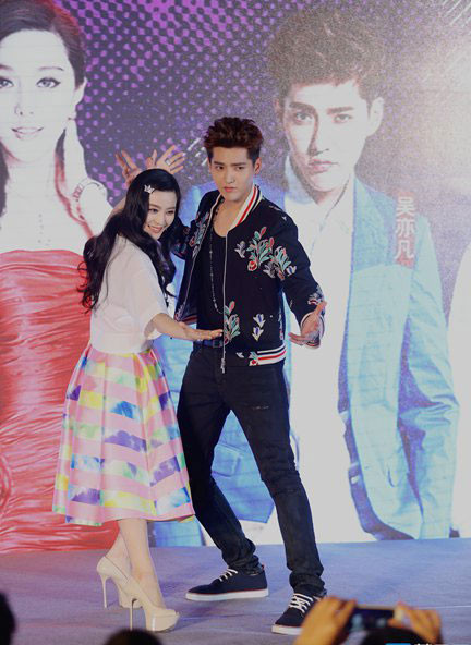 Để dập tin đồn bất lợi này, tối cùng ngày Trương Hiểu Uy (trợ lý của Phạm Băng Băng) đến thẳng cục cảnh sát để báo án kẻ tung tin đồn. (Ảnh: sina)