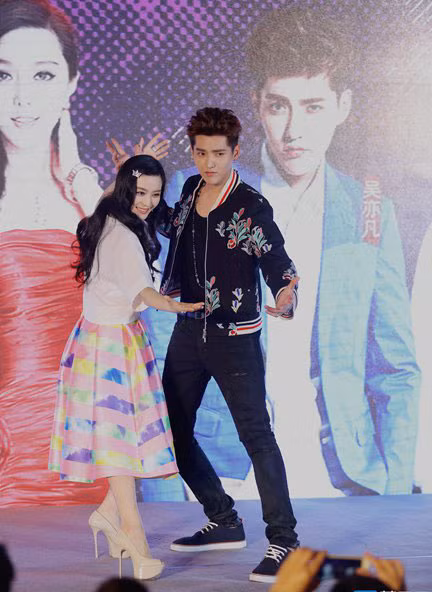 Để dập tin đồn bất lợi này, tối cùng ngày Trương Hiểu Uy (trợ lý của Phạm Băng Băng) đến thẳng cục cảnh sát để báo án kẻ tung tin đồn. (Ảnh: sina)