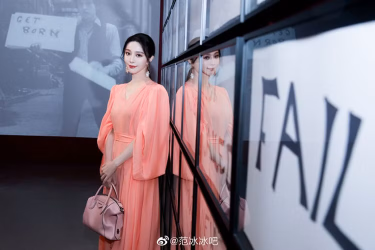 Mới đây trên trang weibo cá nhân, Phạm Băng Băng đăng một bài viết giới thiệu sách thiếu nhi. Cư dân mạng cho rằng, ngôi sao một thời đang túng thiếu nên phải bán hàng online. (Ảnh: sina)