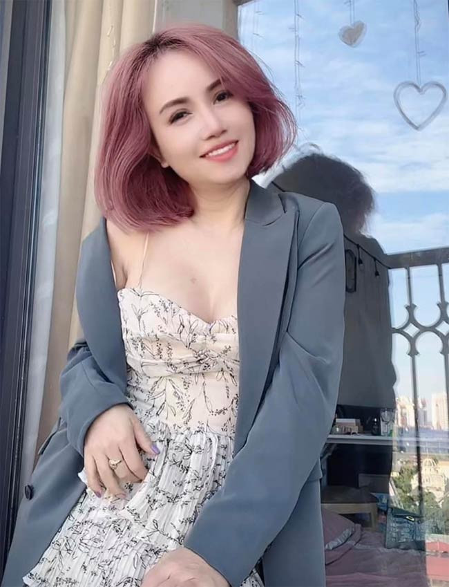 Sau khi chia tay chồng thứ 4, diễn viên Hoàng Yến đã làm một cuộc đại tu nhan sắc từ nâng ngực tới nâng mũi.