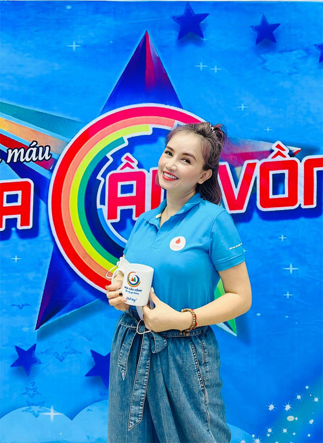 Mặc quần jeans, áo phông, Hoàng Yến trông như mới ở tuổi 30.