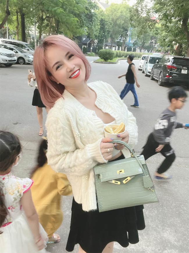 Style ăn mặc của Hoàng Yến cũng khiến cô trẻ hơn so với tuổi 45 của mình.