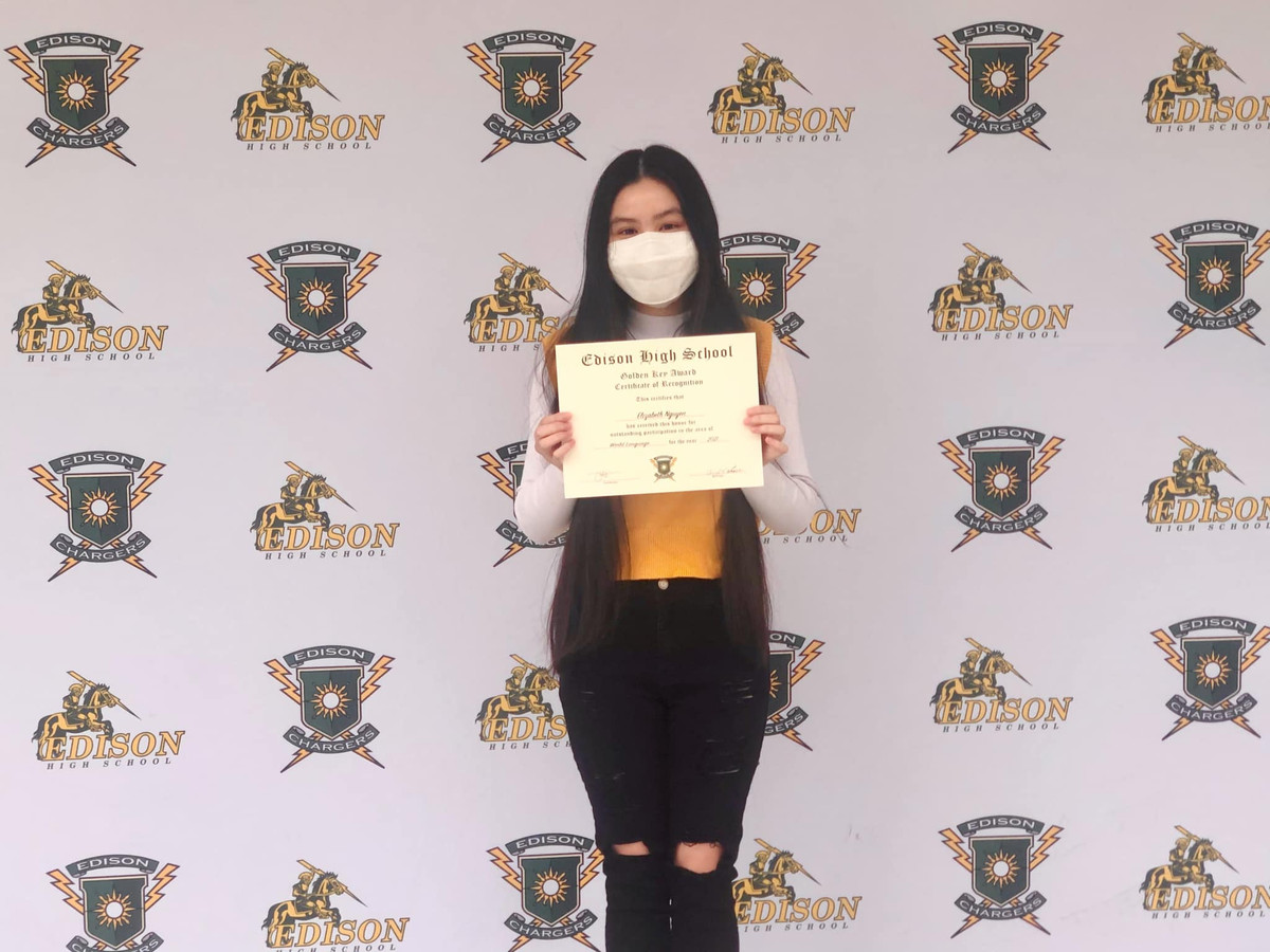 Hà Tiên tốt nghiệp thủ khoa toàn trường Việt ngữ ở Mỹ.