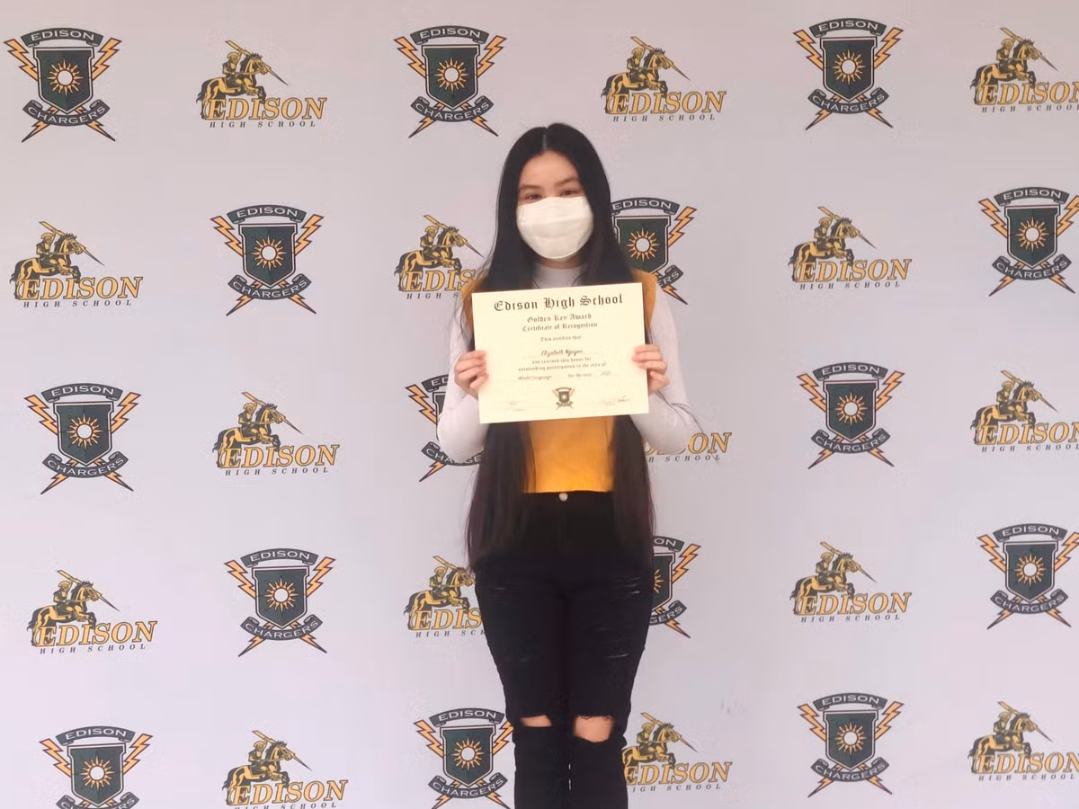 Hà Tiên tốt nghiệp thủ khoa toàn trường Việt ngữ ở Mỹ.