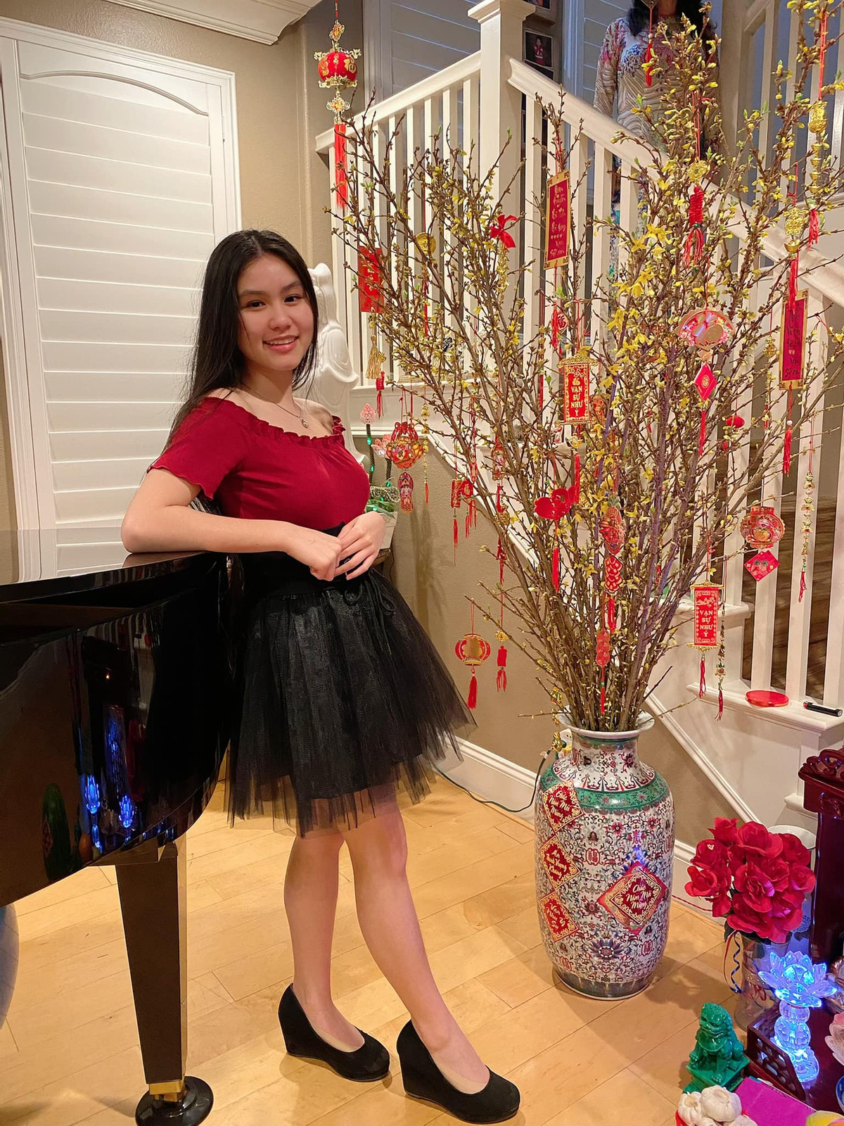 Hiện con gái nghệ sĩ cải lương Ngọc Huyền học song song hai chương trình văn hóa và âm nhạc.