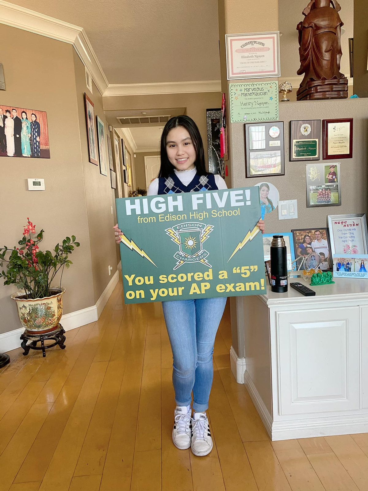 Nghệ sĩ cải lương Ngọc Huyền khoe con con gái rất nỗ lực học tập. Từ năm 2020 đến nay, Hà Tiên "bội thu" bằng khen, chứng nhận ở nhiều bộ môn khác nhau.