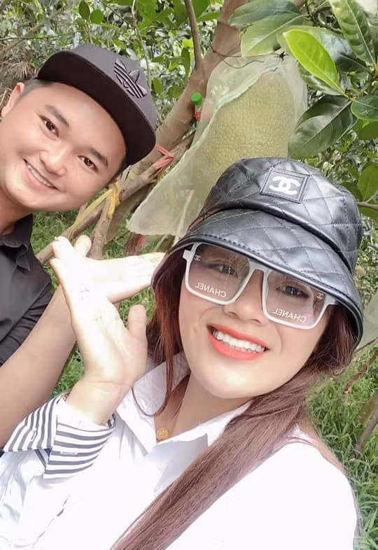 Điều thay đổi đầu tiên của cô gái sinh năm 1999 chính là ngoại hình. Từ một cô gái có hàm răng sún, Phạm Ngân Thảo đã chỉnh sửa răng để có vẻ ngoài ưa nhìn hơn.