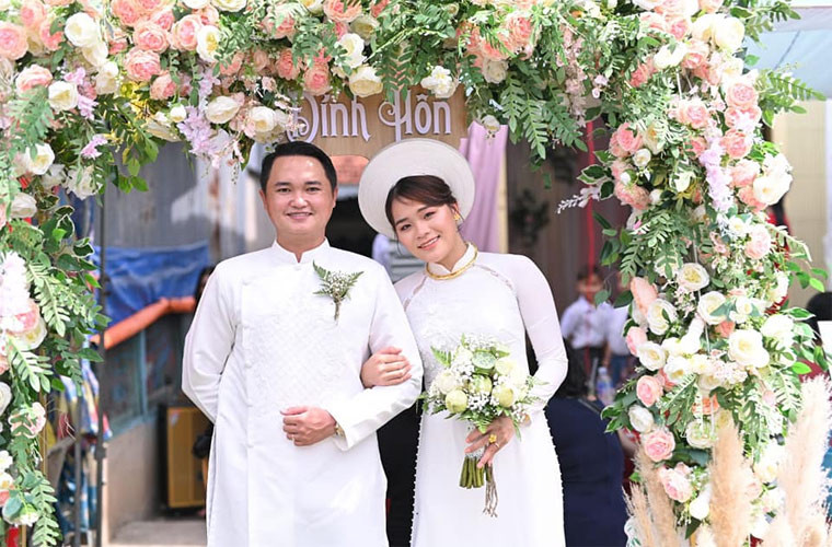 Mới đây, ngày 8/5/2021, “Thánh sún” đã lên xe hoa với bạn trai lâu năm.