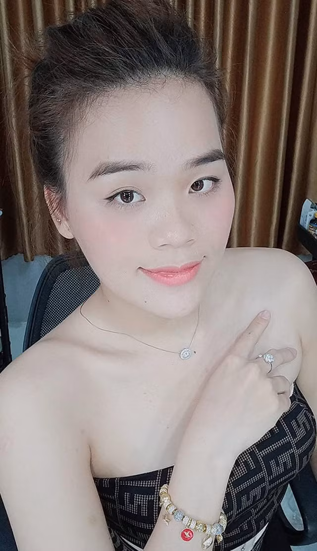 Thay đổi ngoại hình, đầu tư trang phục, Phạm Ngân Thảo khác hẳn với hình ảnh cô gái “Thánh sún” trên sân khấu “Thách thức danh hài” hai năm trước.