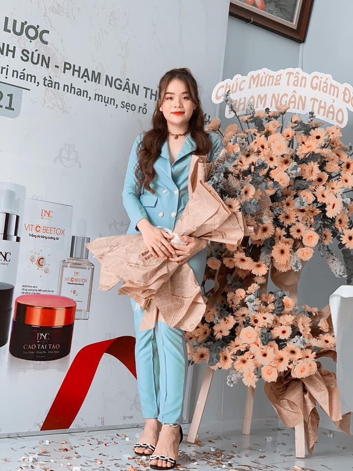 Ngoài công việc bán hàng quần áo online, cô gái 22 tuổi còn nhận chức giám đốc thương mại của một công ty kinh doanh các sản phẩm làm đẹp da.