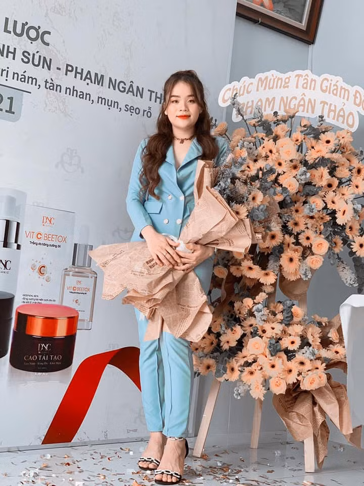 Ngoài công việc bán hàng quần áo online, cô gái 22 tuổi còn nhận chức giám đốc thương mại của một công ty kinh doanh các sản phẩm làm đẹp da.