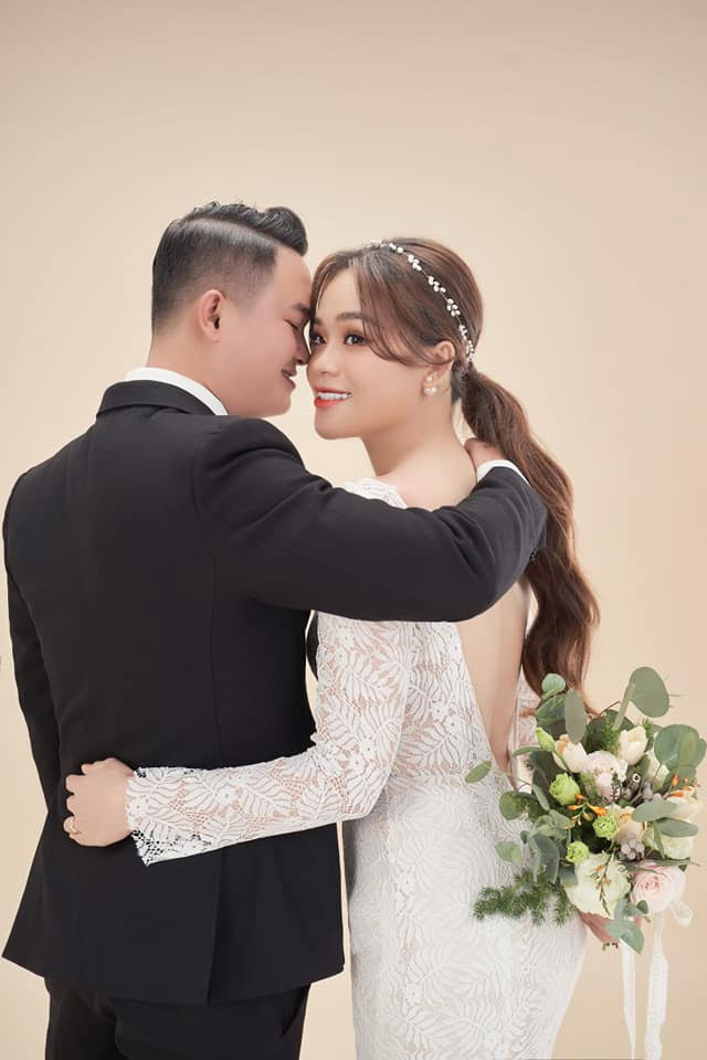 Do dịch COVID-19 nên đám cưới của cô tổ chức nhỏ gọn, ấm cúng và khách mời chỉ là các thành viên trong gia đình.