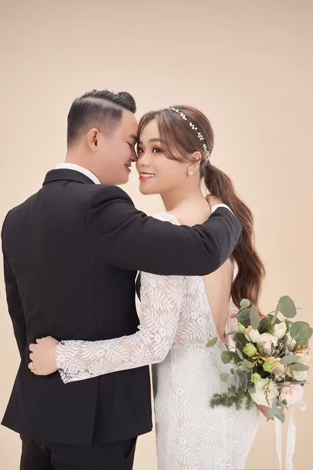 Do dịch COVID-19 nên đám cưới của cô tổ chức nhỏ gọn, ấm cúng và khách mời chỉ là các thành viên trong gia đình.