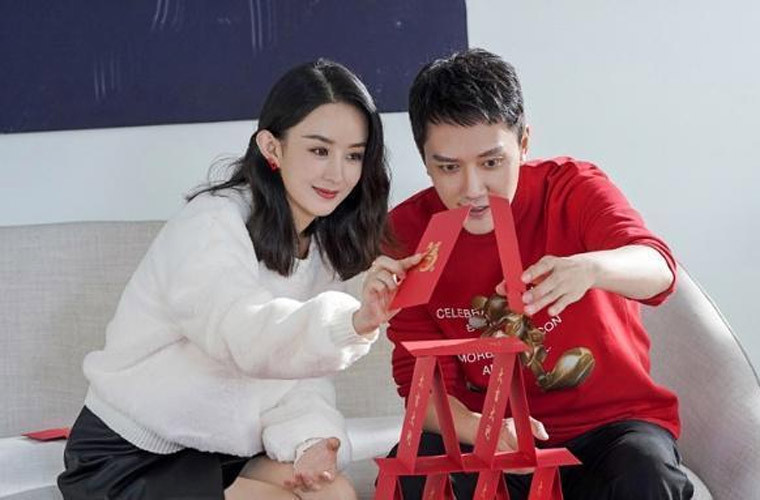 Cả hai bị nghi phim giả tình thật khi bị paparazzi nhiều lần bắt gặp hẹn hò bí mật và ở chung khách sạn.