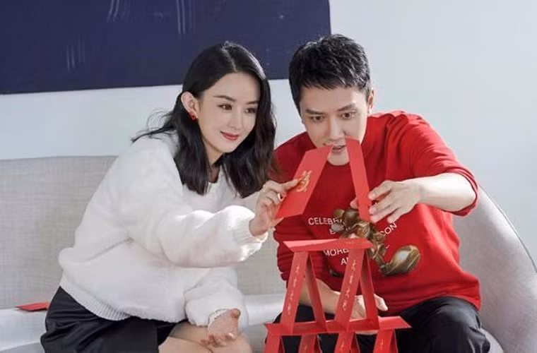 Cả hai bị nghi phim giả tình thật khi bị paparazzi nhiều lần bắt gặp hẹn hò bí mật và ở chung khách sạn.