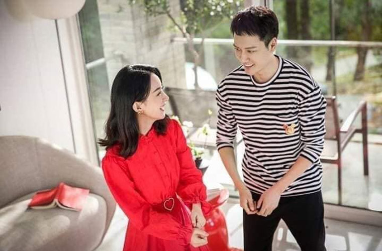 Trong gia đình, Triệu Lệ Dĩnh cũng tỏ ra là một người vợ rất quy tắc, cô thích sự sạch sẽ, gọn gàng, mọi đồ vật trong nhà phải kê theo đúng yêu cầu của cô.