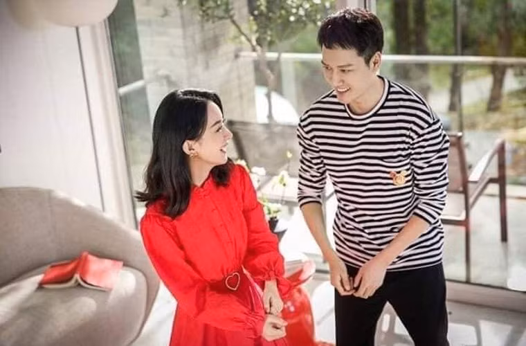 Trong gia đình, Triệu Lệ Dĩnh cũng tỏ ra là một người vợ rất quy tắc, cô thích sự sạch sẽ, gọn gàng, mọi đồ vật trong nhà phải kê theo đúng yêu cầu của cô.