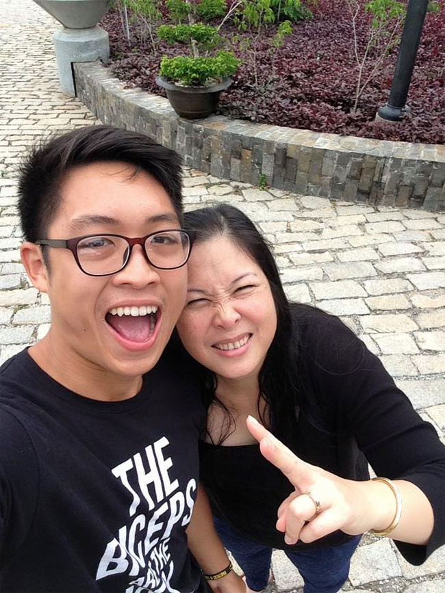 Từ năm 14 tuổi, Khôi Nguyên đã được mẹ cho đi du học. Mặc dù chọn khoa đạo diễn để theo học nhưng Khôi Nguyên lại có năng khiếu và đam mê về âm nhạc.