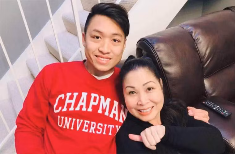 Khôi Nguyên (tên ở Mỹ là McFloyd Nguyen), sinh năm 1997 là con trai thứ hai của NSND Hồng Vân. Anh đang theo học ngành đạo diễn khoa Điện ảnh Cao đẳng Nghệ thuật Điện ảnh và Truyền thông trực thuộc ĐH Chapman (California, Mỹ).