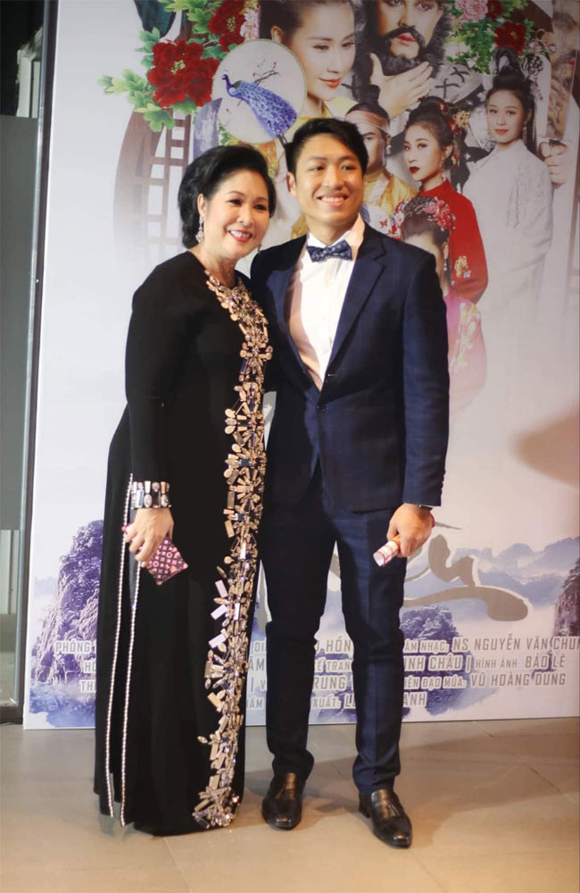 Sang Mỹ, Khôi Nguyên đi làm bán thời gian từ thời phổ thông. Dù được gia đình chu cấp tài chính, con trai Hồng Vân cho biết cậu thường sống tiết kiệm vì biết ở Việt Nam, bố mẹ phải đi làm, đi diễn đến nửa đêm mới tích góp đủ tiền lo cho con.