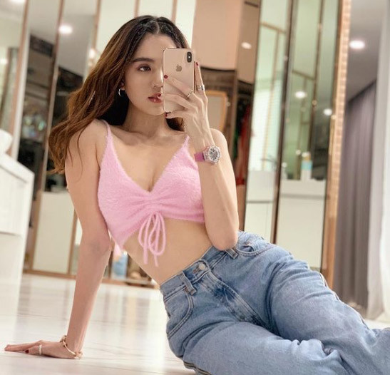 “Cuối cùng thì em Hublot hồng cute này đã thuộc về đội của mình. Cũng chật vật để sở hữu em ấy lắm vì nghe nói trên thế giới chỉ có 200 chiếc mà thôi. Đây là chiếc đồng hồ Hublot thứ 2 mà Trinh sở hữu và Trinh nghĩ đây là một món quà xứng đáng mà mình tự thưởng cho mình”, Ngọc Trinh chia sẻ trên trang cá nhân.