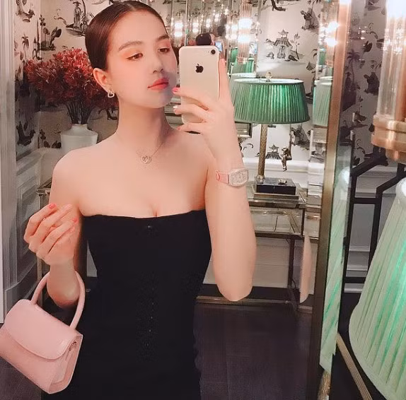 Đây là một trong những món phụ kiện yêu thích của người đẹp sinh năm 1989.