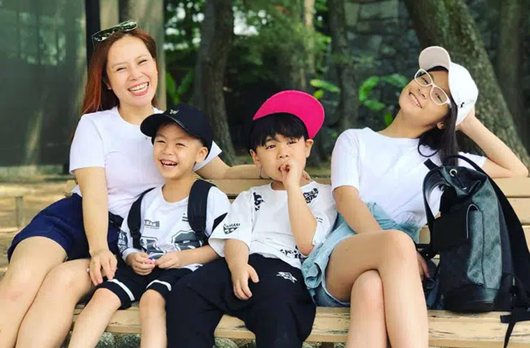 Bảo Anh chững chạc chụp ảnh cùng mẹ và hai em trai.