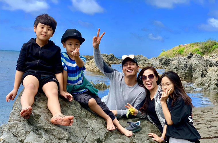 Bo là con gái lớn của MC Phan Anh, dưới bé còn có hai em trai.