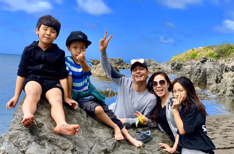 Bo là con gái lớn của MC Phan Anh, dưới bé còn có hai em trai.