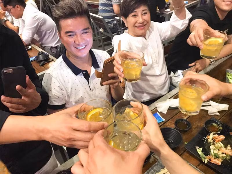 Tuy nhiên "ông hoàng nhạc Việt" luôn khiến mọi người bán tín bán nghi khi thường xuyên bày tỏ tình cảm với ca sĩ Mỹ Tâm.