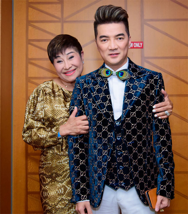 Bà Liên Phạm sinh năm 1954, hơn Mr Đàm 17 tuổi, là một trong những bầu sô nổi tiếng tại Mỹ. Ngoài ra bà còn kinh doanh trong lĩnh vực nhà hàng.